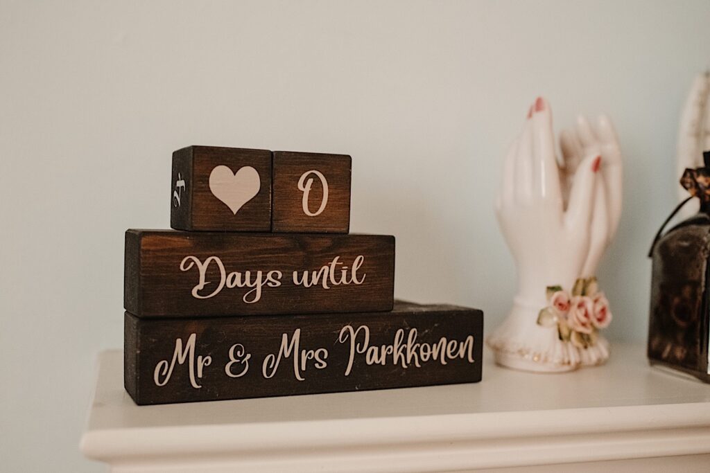 Wooden blocks on a countertop read "0 Days until Mr & Mrs Parkkonen"